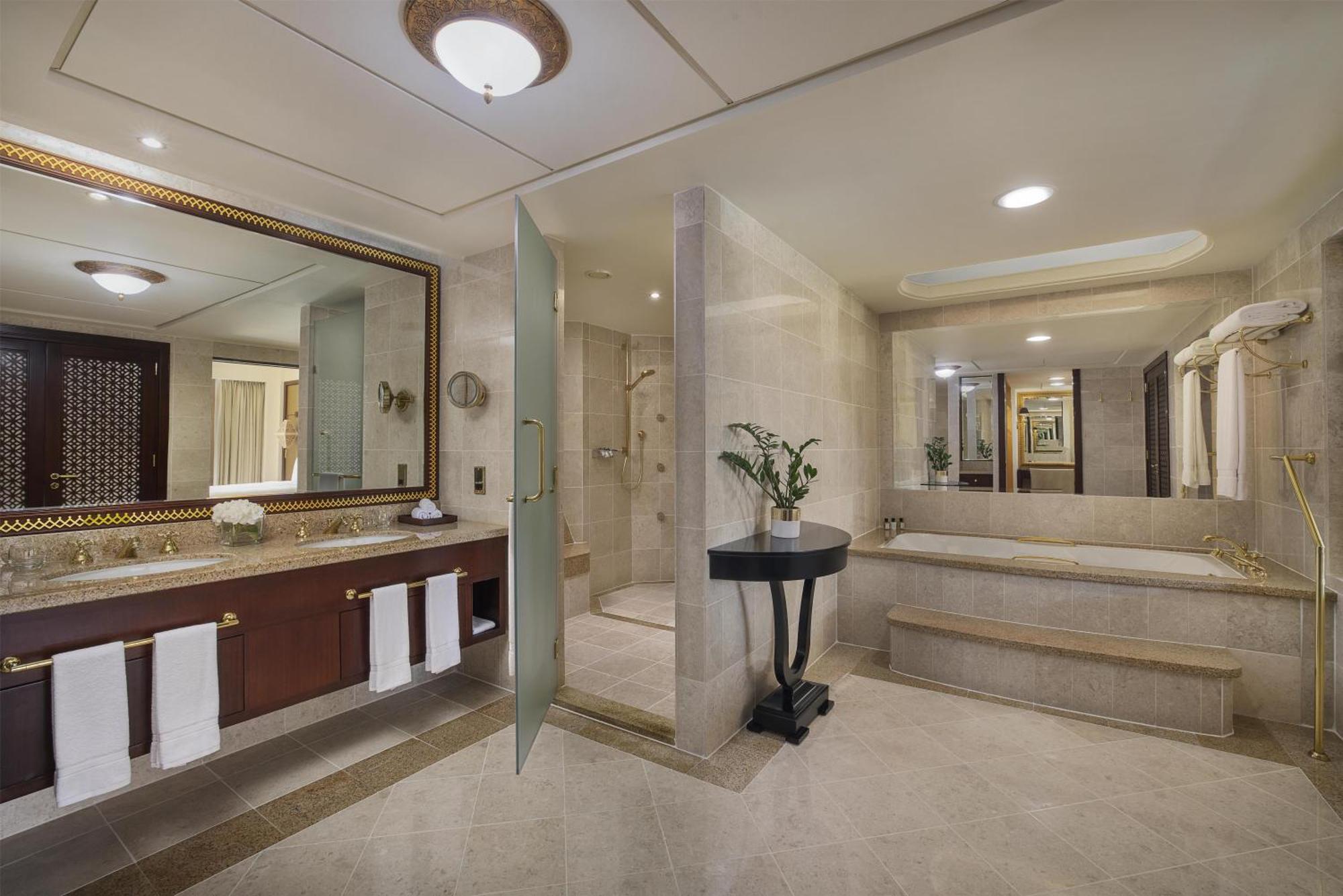 One-Bedroom Deluxe King Suite Sea View