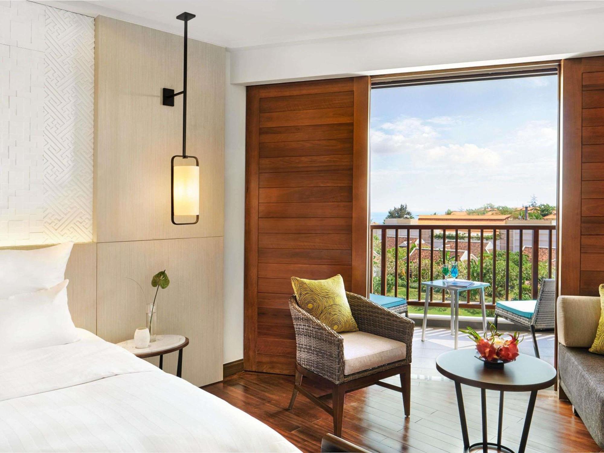 Deluxe Queen Room Partial Ocean View