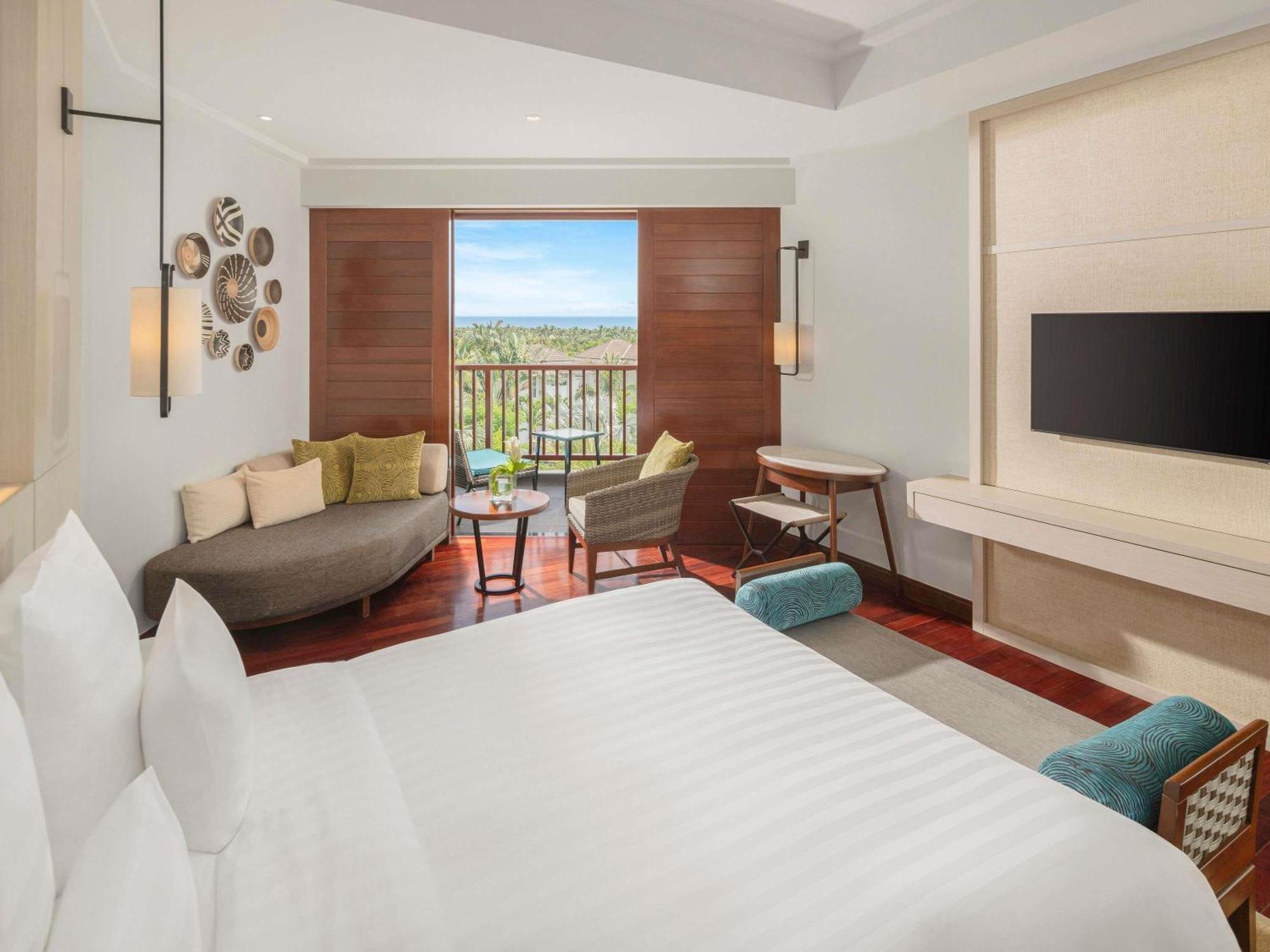 Deluxe Queen Room Partial Ocean View