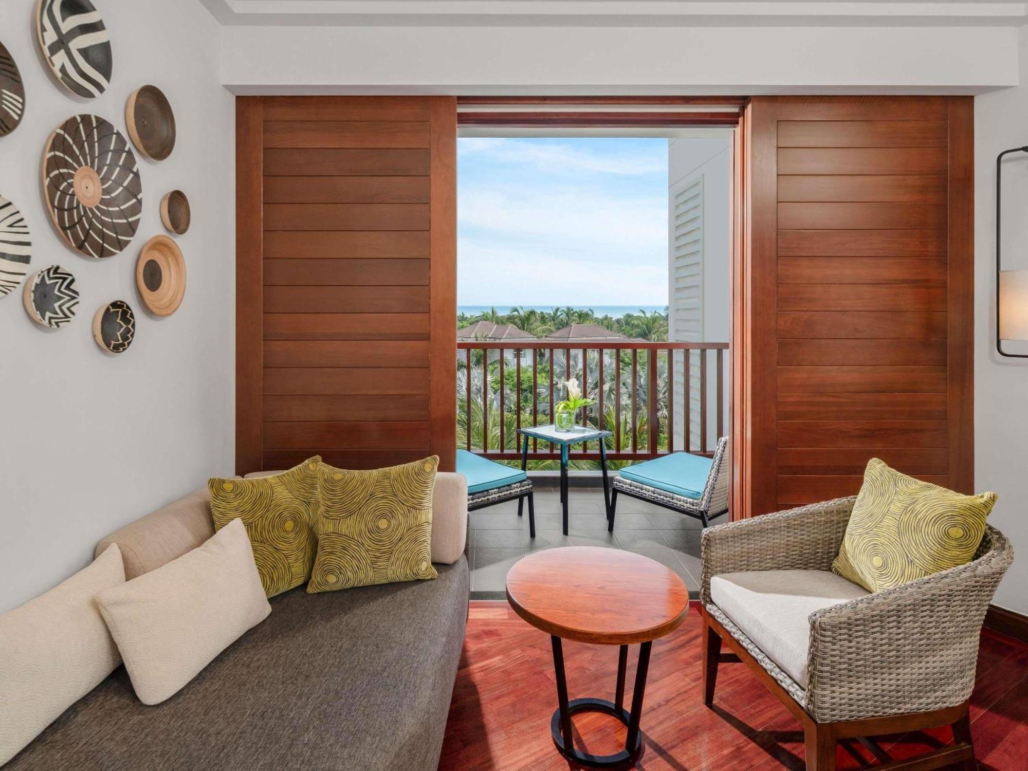 Deluxe Queen Room Partial Ocean View