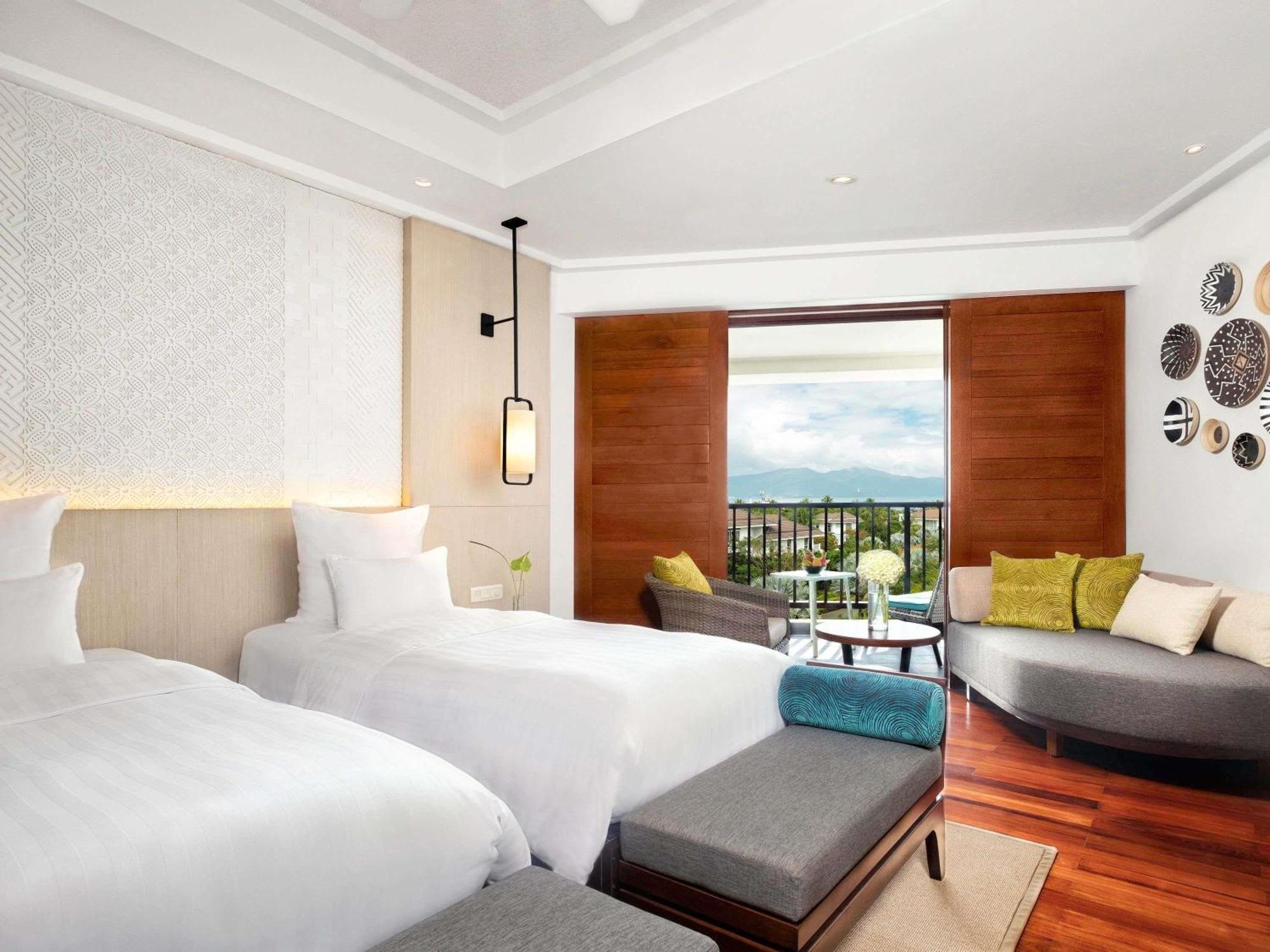 Deluxe Two Single Beds Room Partial Ocean View