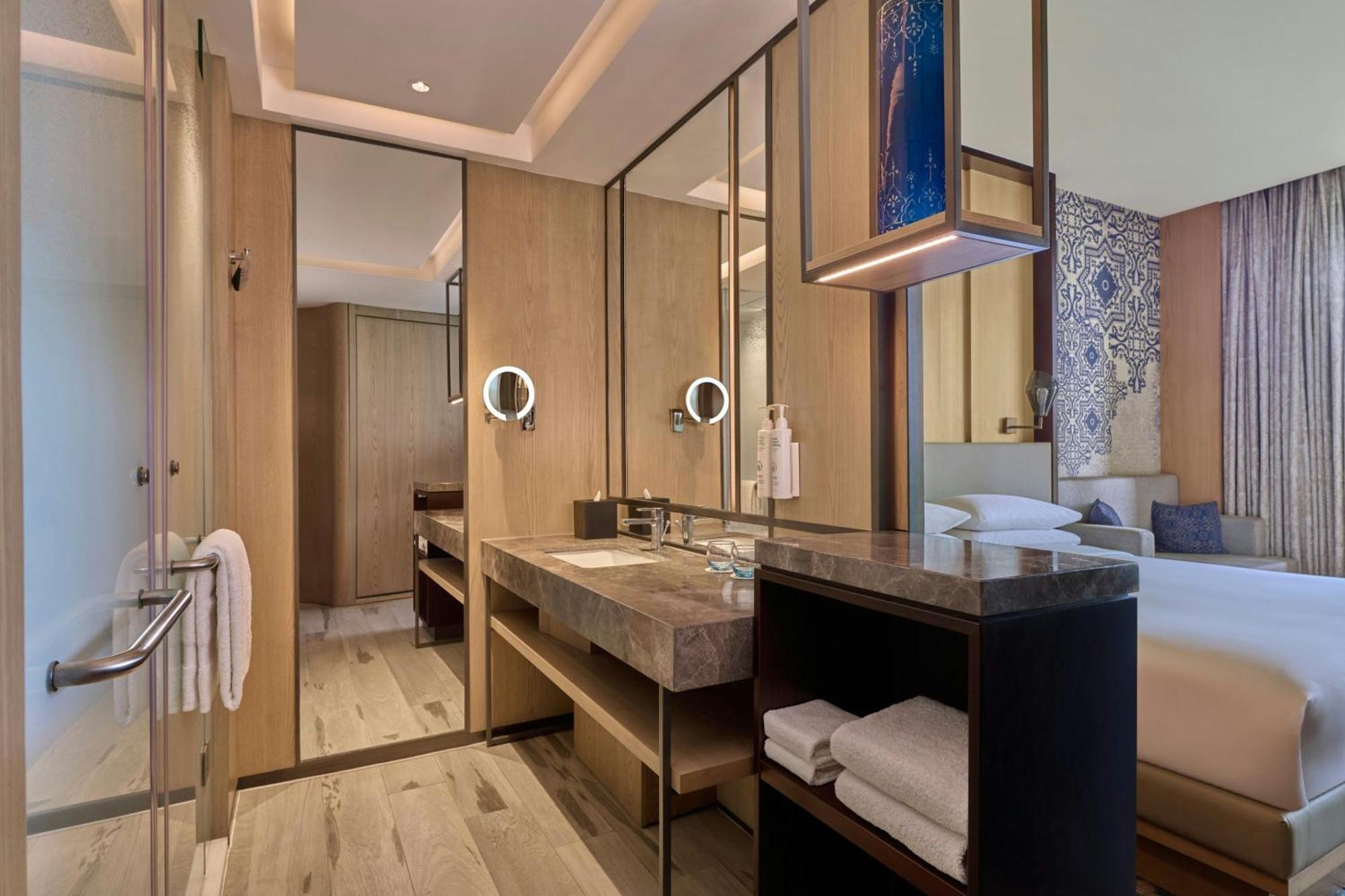 Deluxe Guest room, 1 King Bed, Pool View