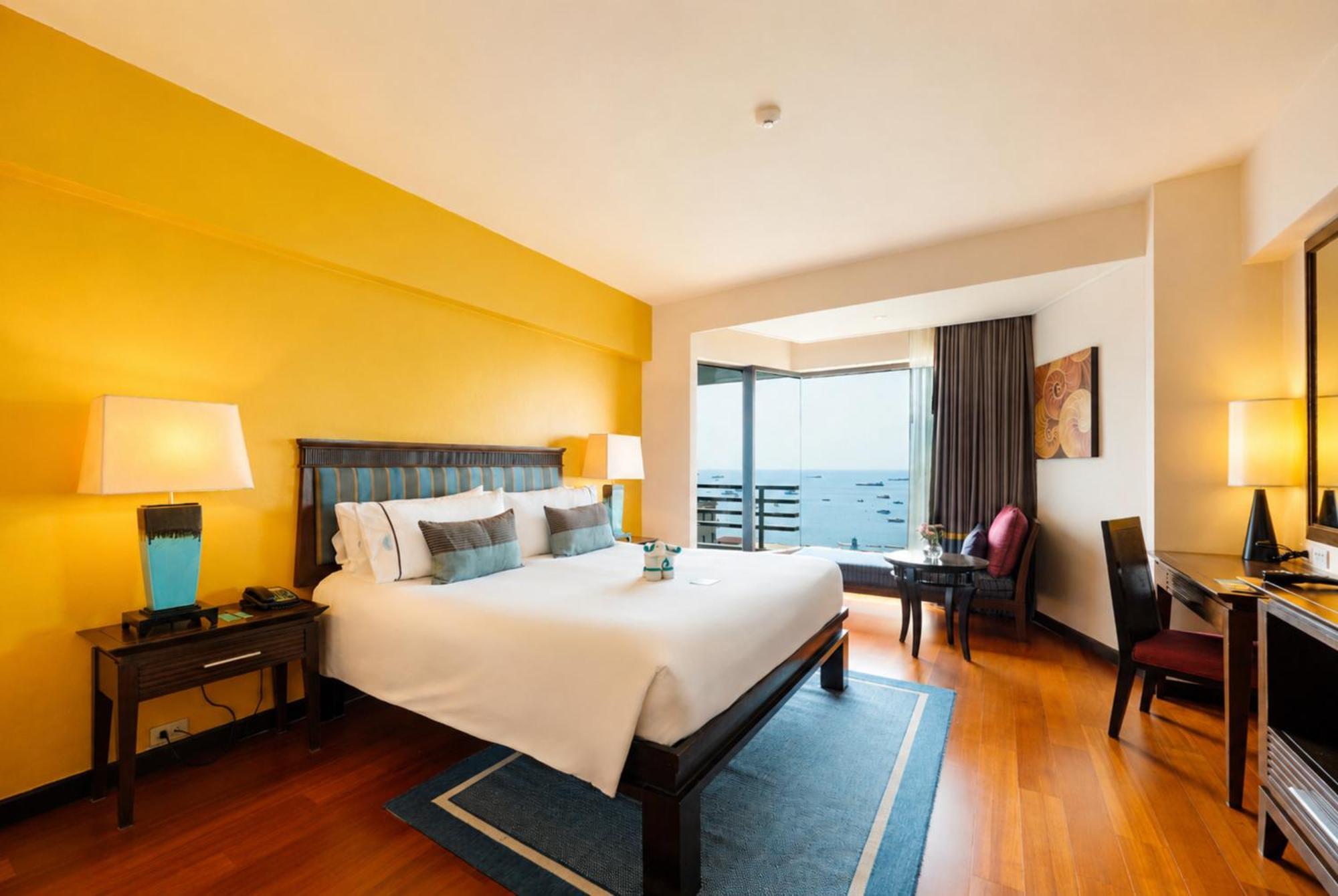 Deluxe Sea View High Floor King Bed
