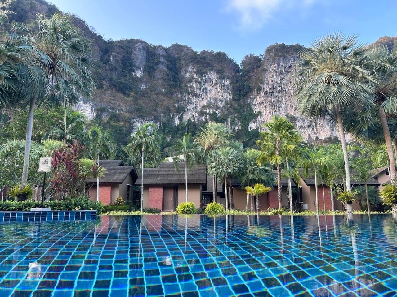 Deluxe King Room with Pool Access