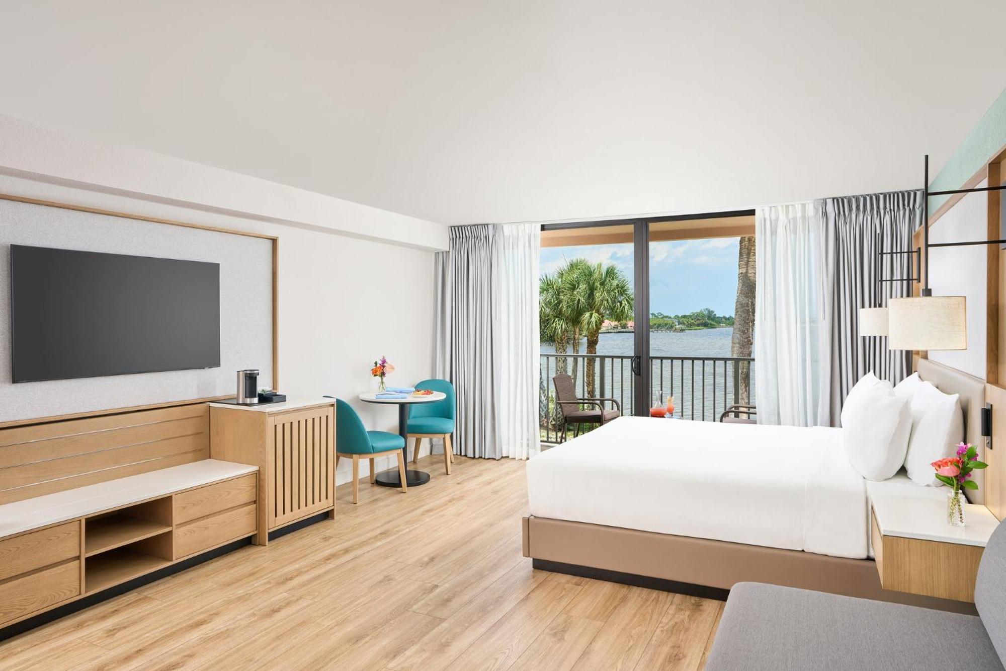 Standard King Room - Mobility Accessible with Tub/Waterfront