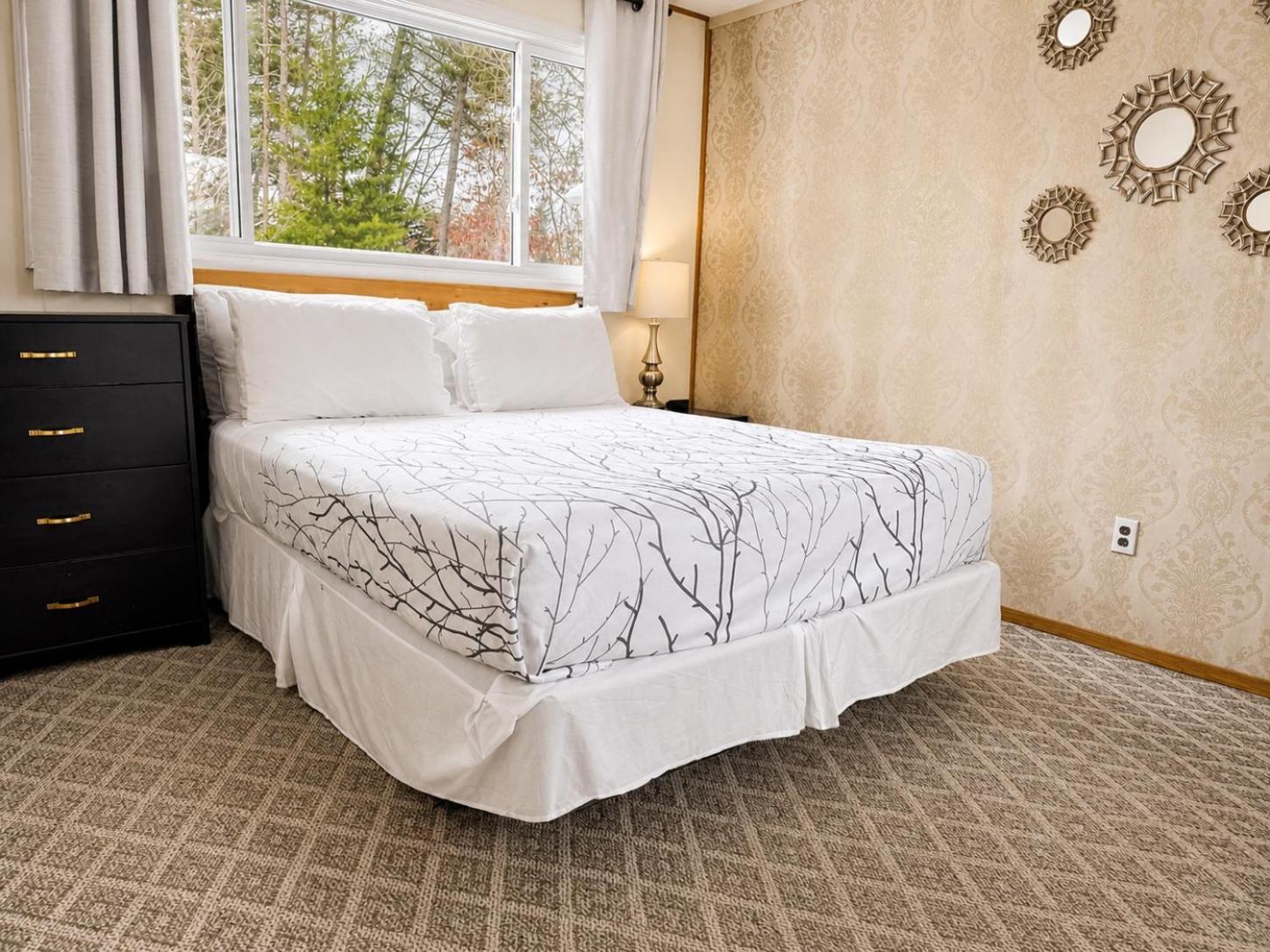 Queen Suite with Pool View