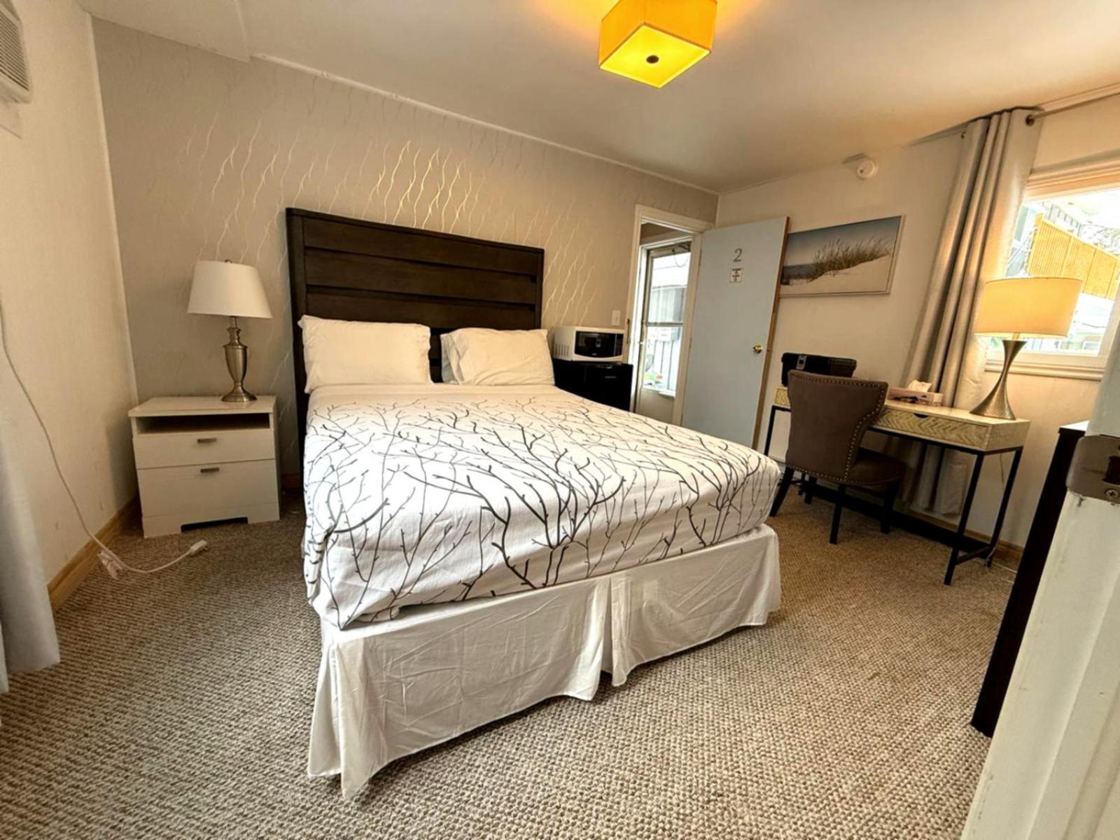 Queen Room with Pool View