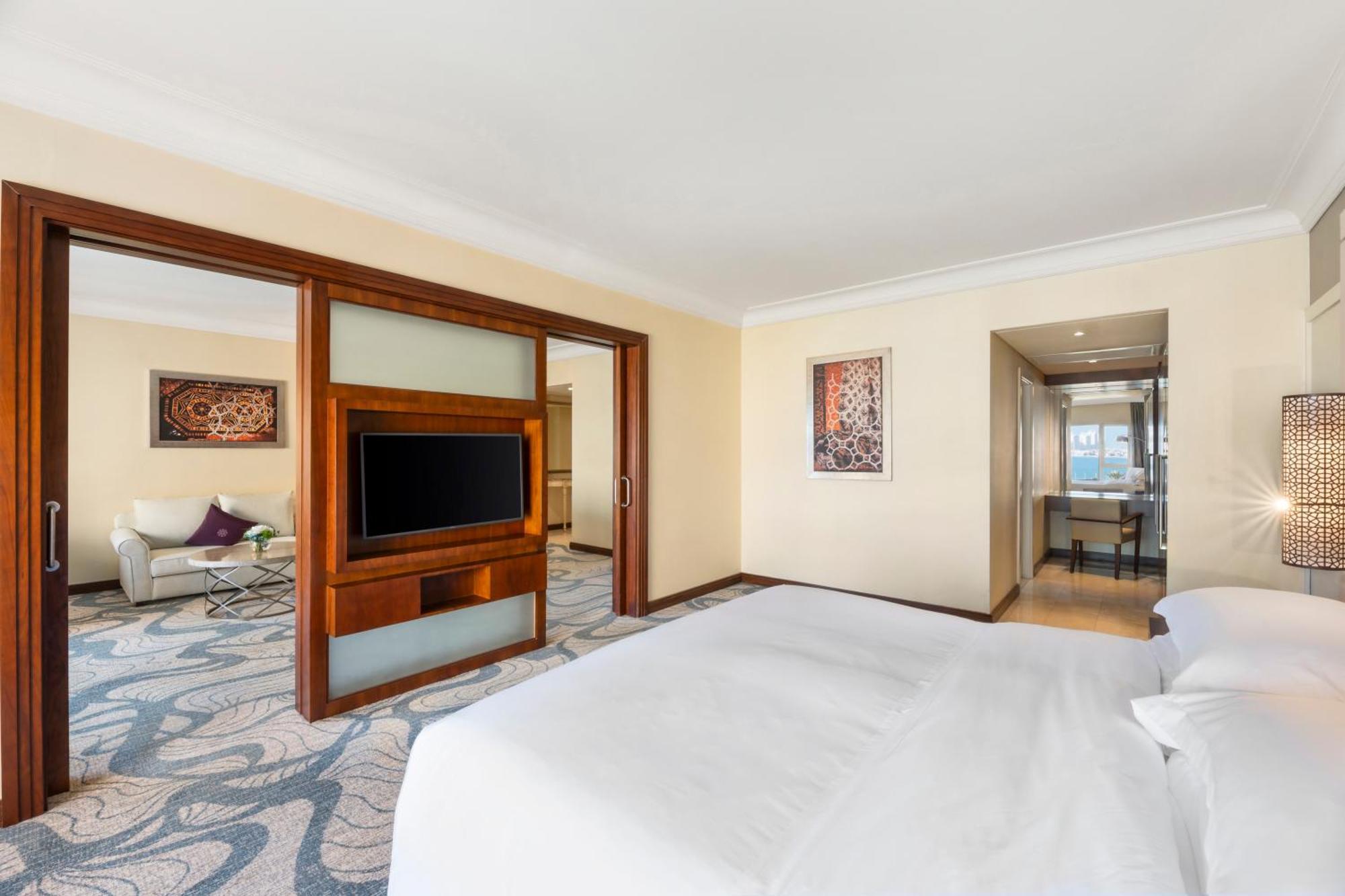 Diplomatic King Suite