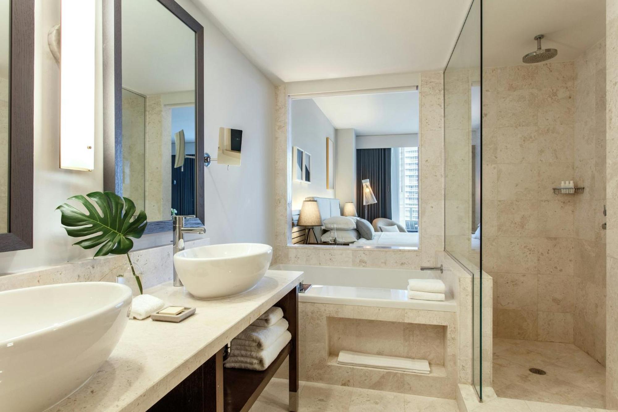 Quarto com Cama King-size e Vista da Água - Andar Alto