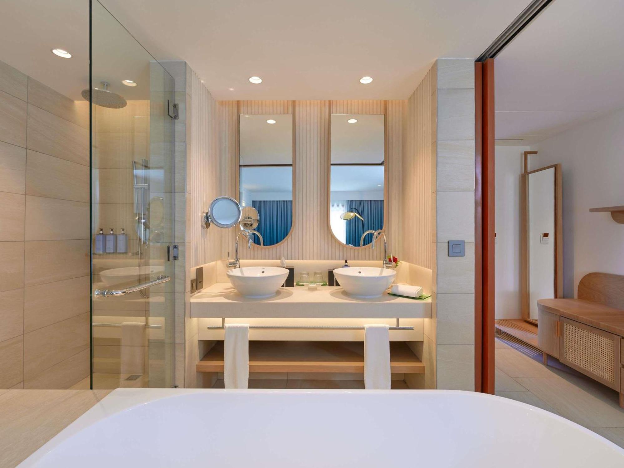 LUXURY ROOM, King Bed, sea facing, balcony or terrace