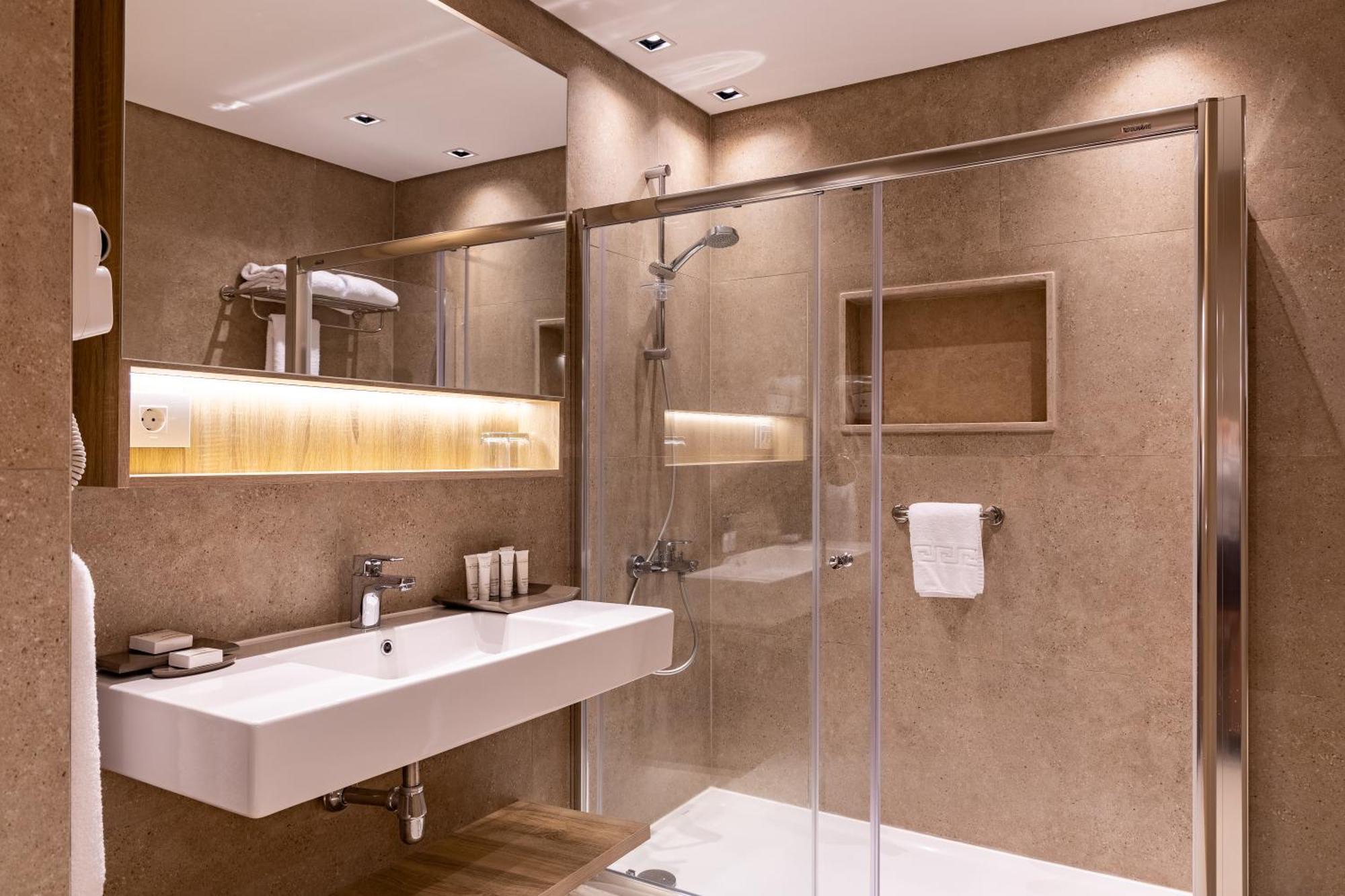Comfort Room - West Bay (Adults Only 16+)