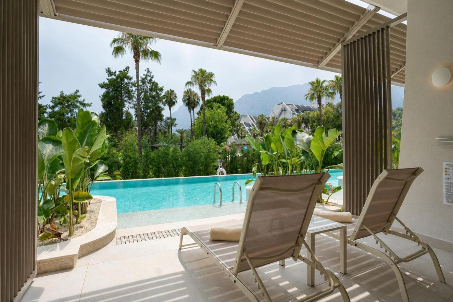 Deluxe Swim Up Room
