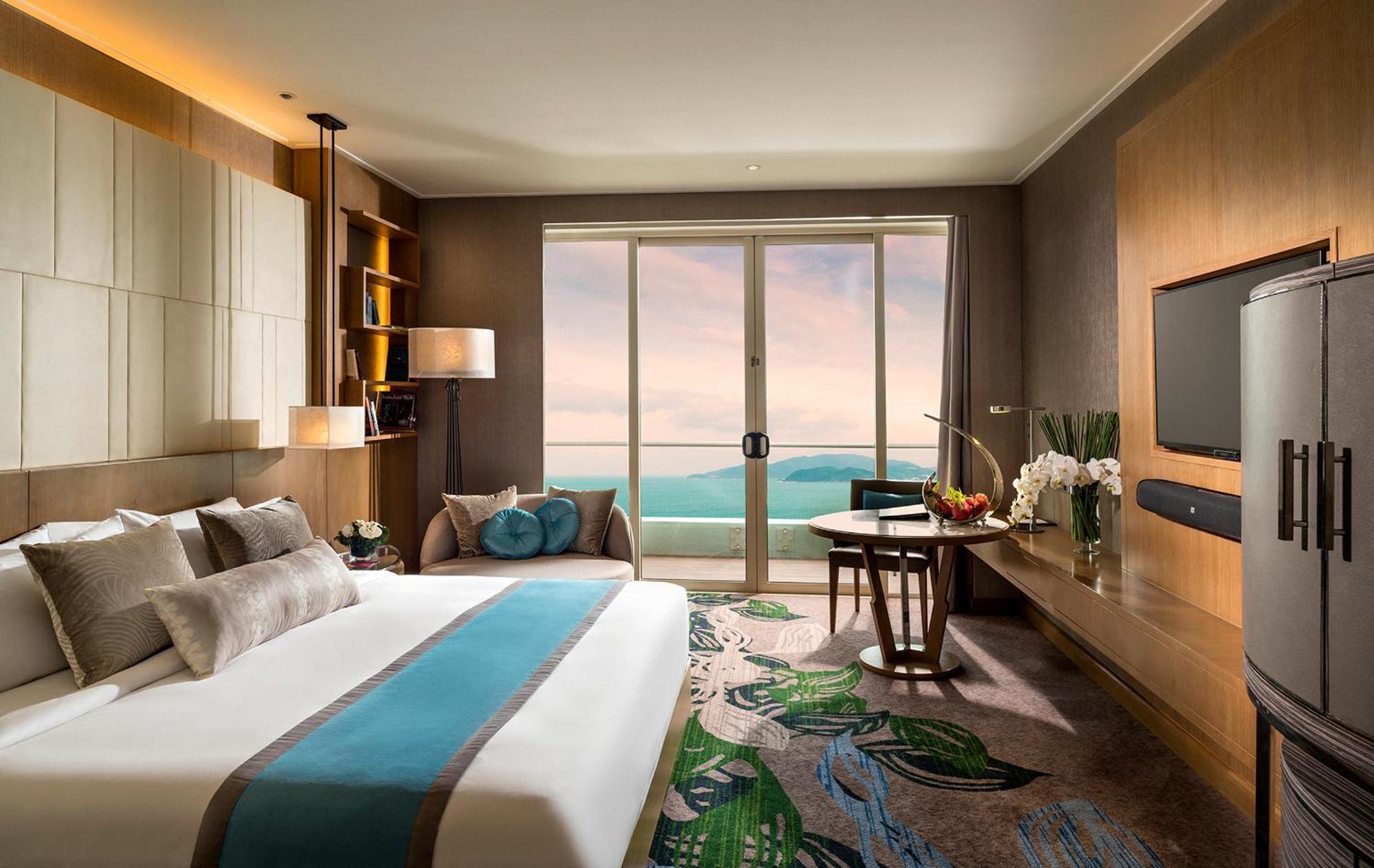 Classic King Room with Ocean View and Club Lounge Access