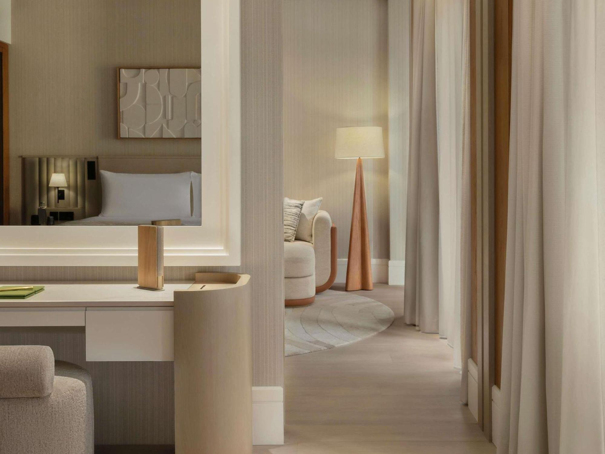 Waking Eclipse Suite mit Blick auf das Resort – mit Annehmlichkeit zur Begrüßung, täglichen Drinks vor dem Abendessen, Cocktail-Setup in der Suite