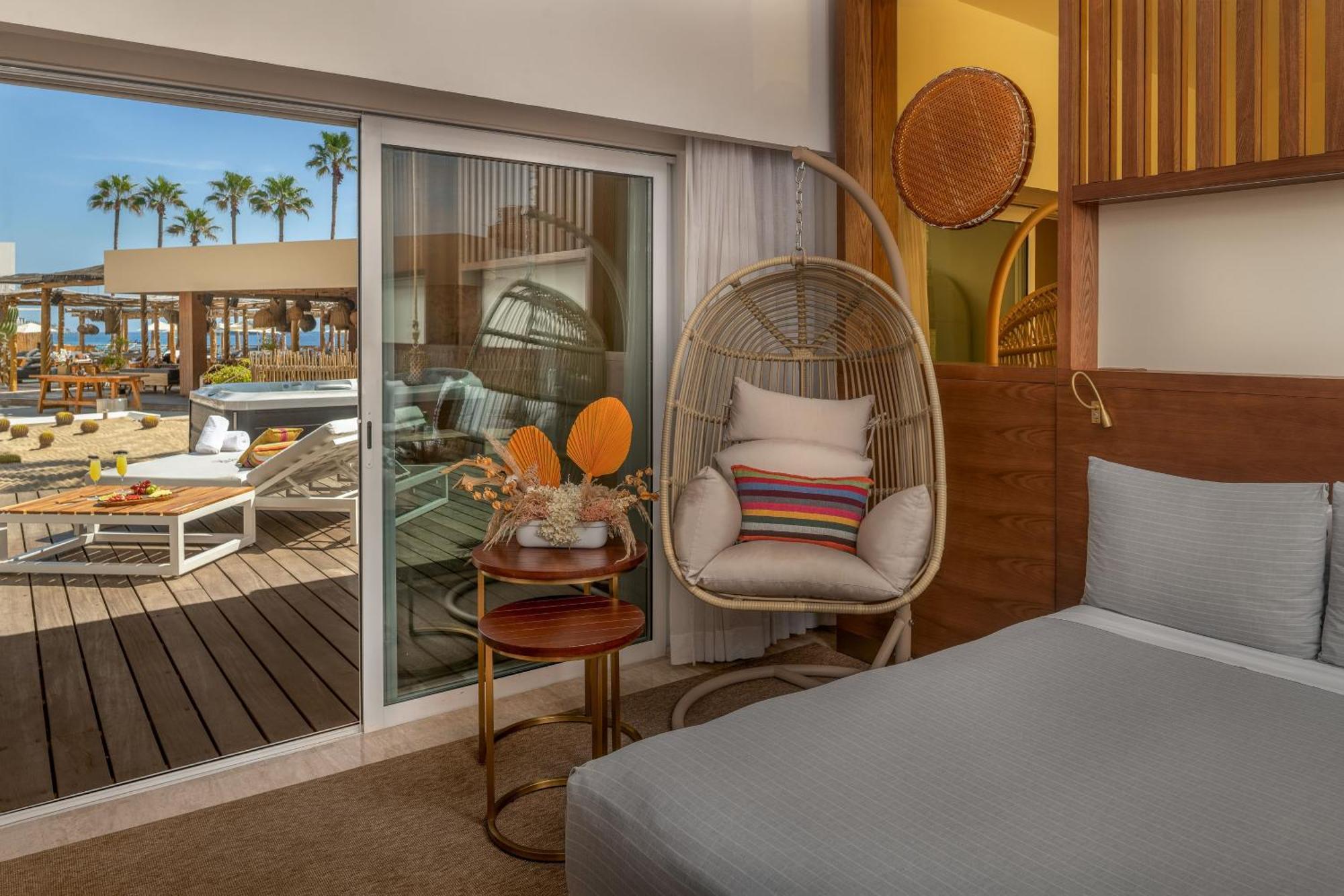 Superior ME Social Hot Tub