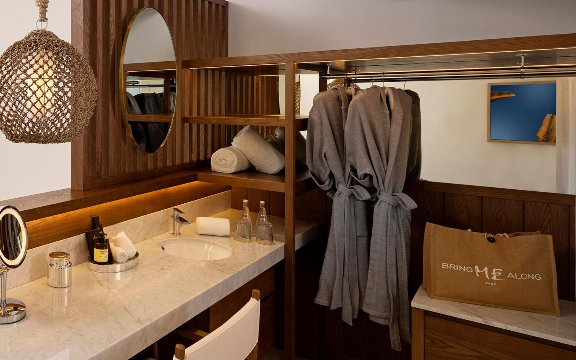 Superior ME Social Hot Tub