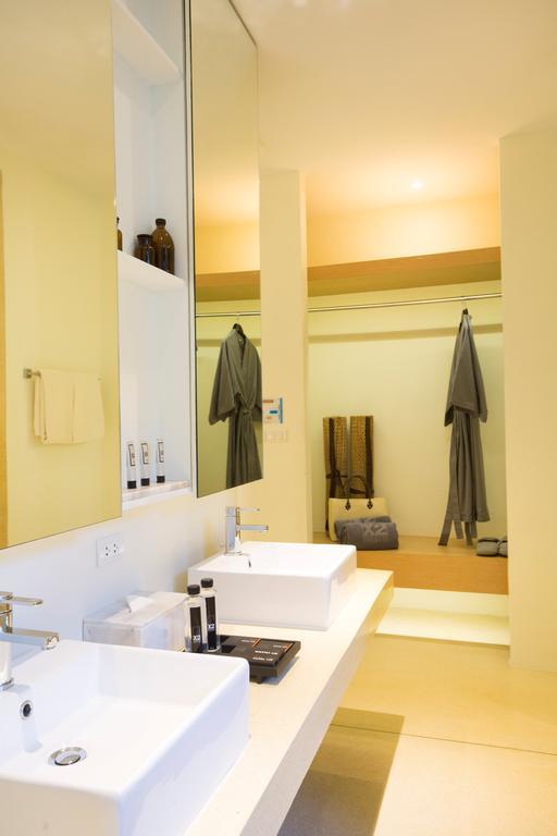 Suite Couple Bath,765776353:JPEG