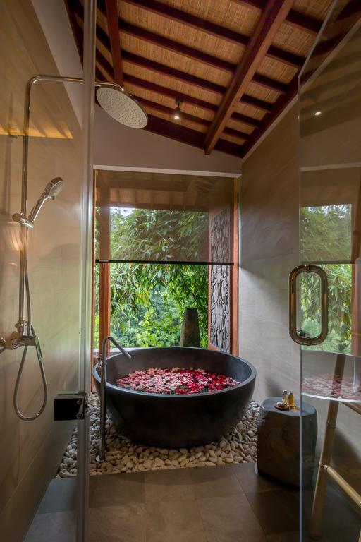 Honeymoon Suite,339429178:JPEG