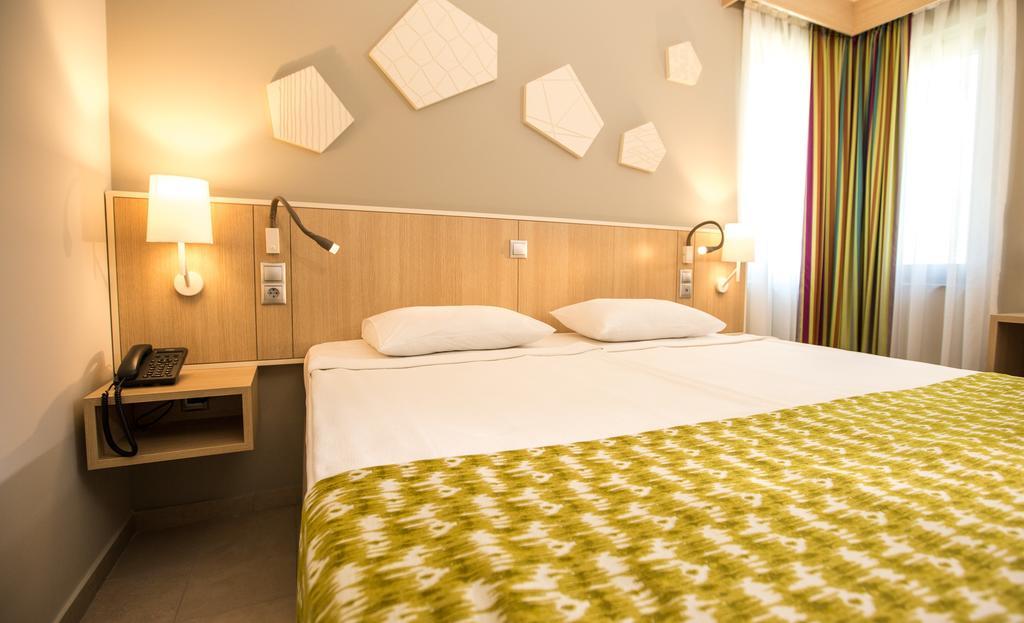 Suite,715089208:JPEG