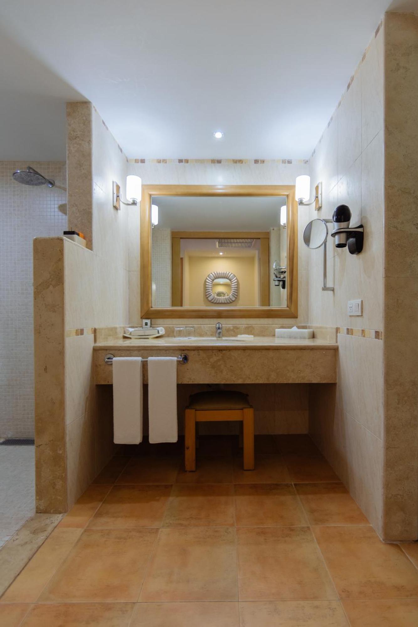 Superior Room,676347606:JPEG