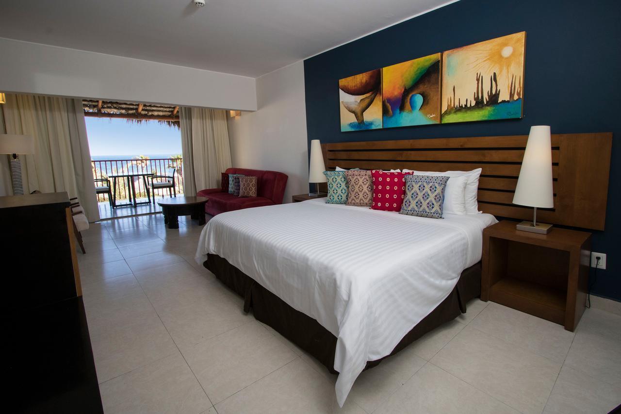 Habitación con cama extragrande y vistas al mar