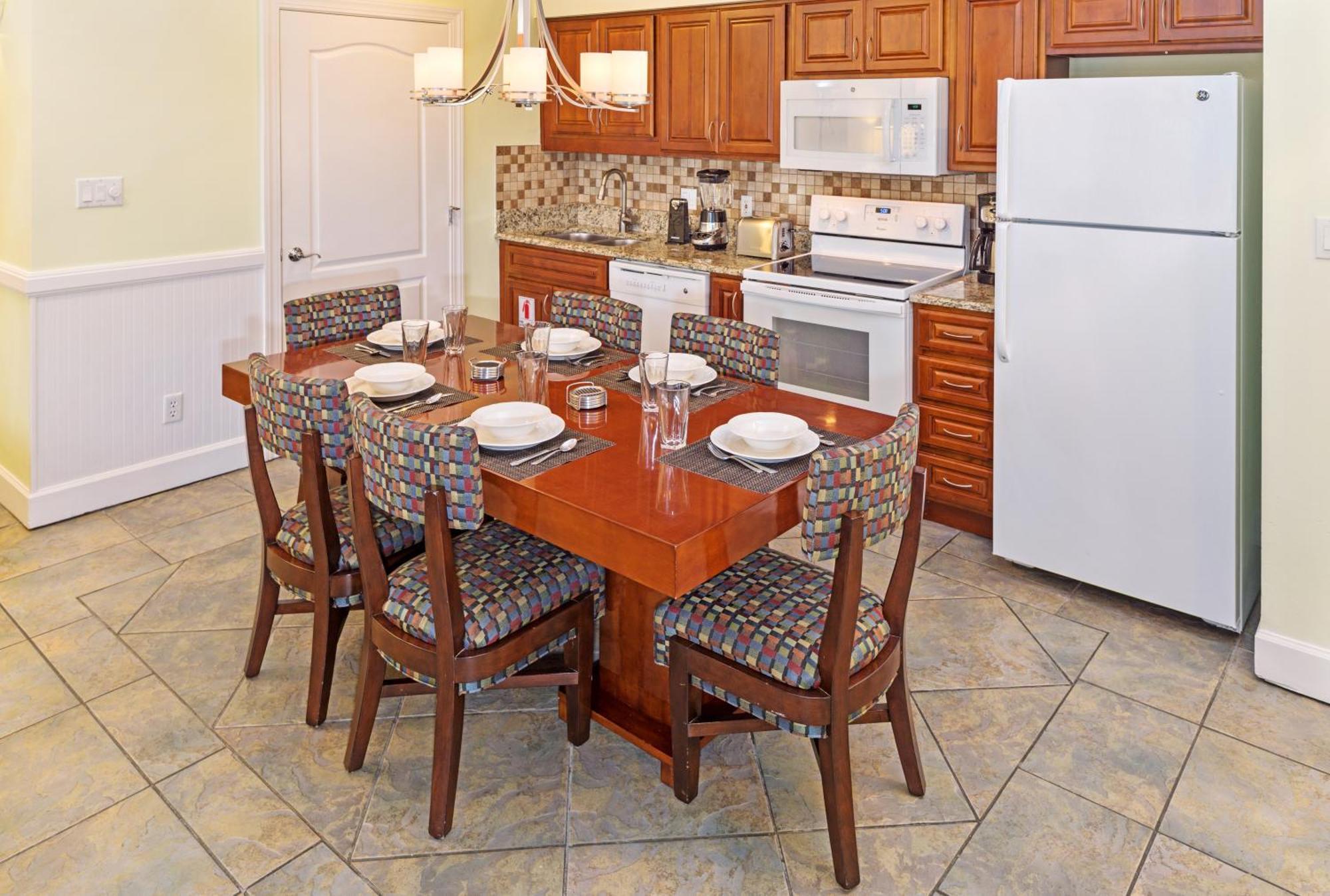 Three-Bedroom King Suite Two Twin Beds Bath Tub Mobility Accessible,673806123:JPEG