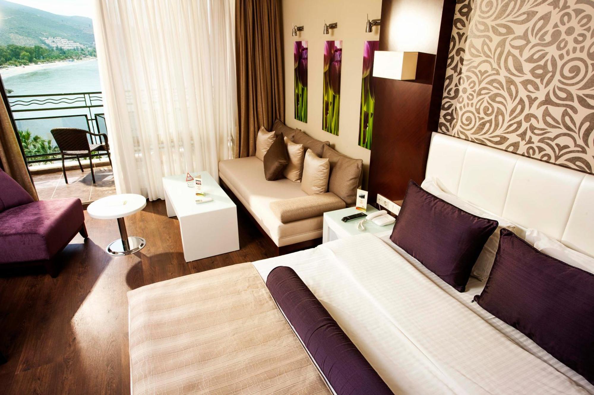 Oda - Deniz Manzaralı + A La Carte Akşam Yemeği + 2 Çocuk