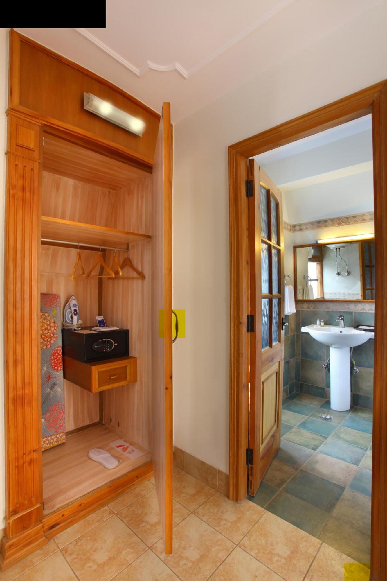 Swiss Duplex Cottage With Private Garden 02 bedrooms + 01  living Room, Complimentry Evening Tea-Coffee with cookies at open terrace