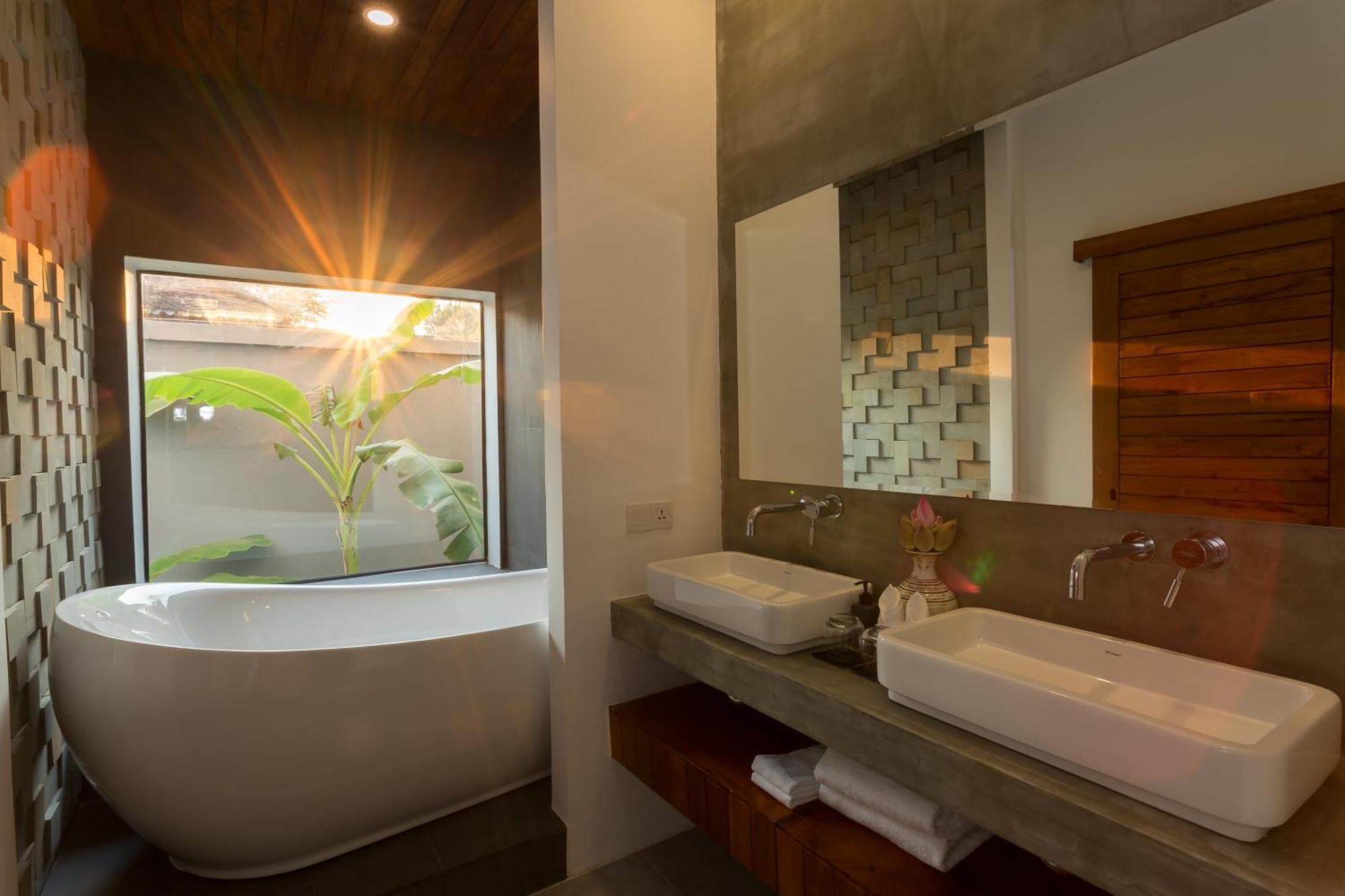 Junior Suite - Daily 60mn Massage + Laundry + Airport Pick-Up + Mini-Bar