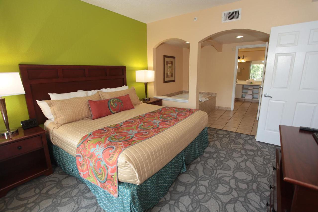 Suíte deluxe de 1 quarto com cama king-size e vista da piscina