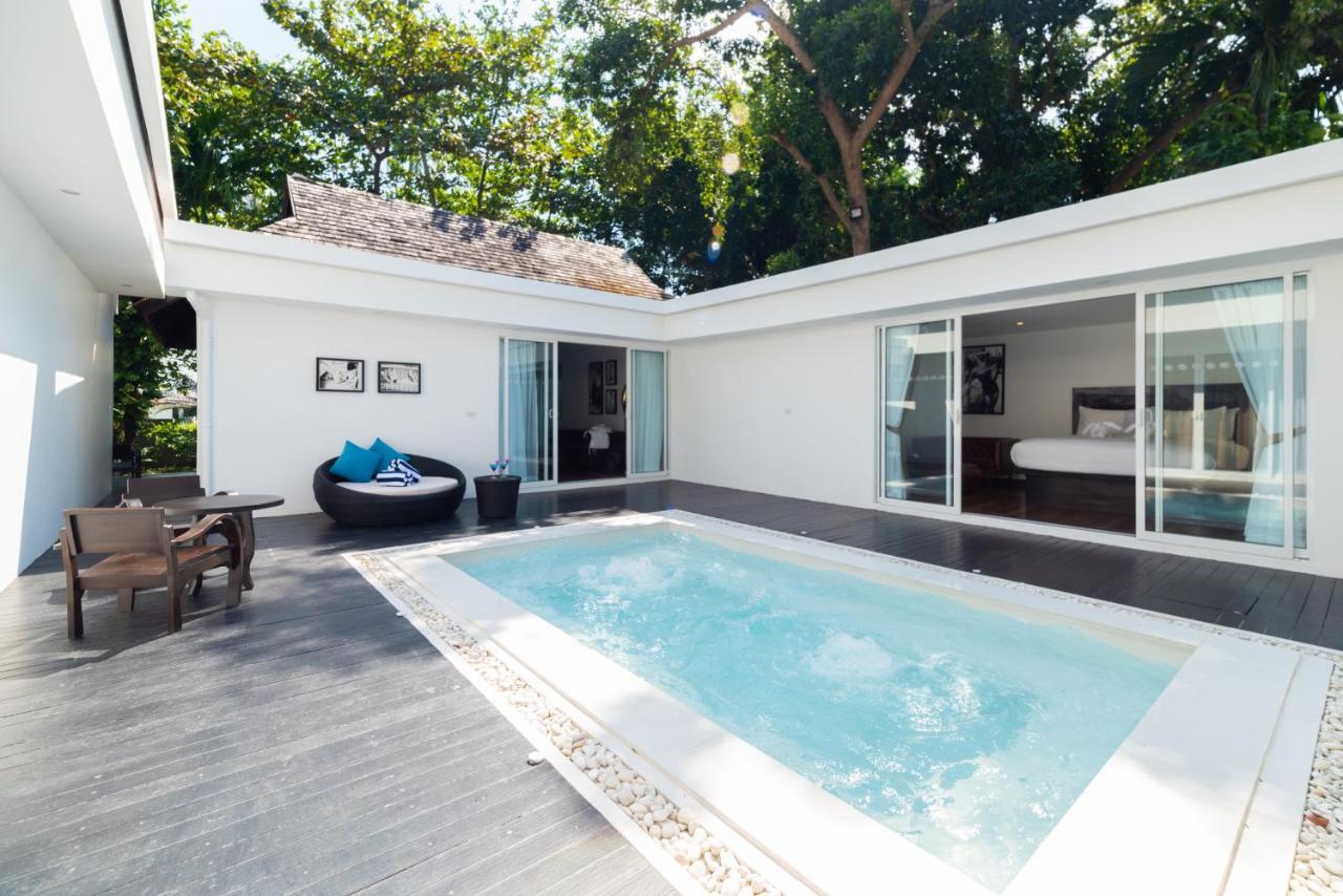 Deluxe Room with Shared Jacuzzi
