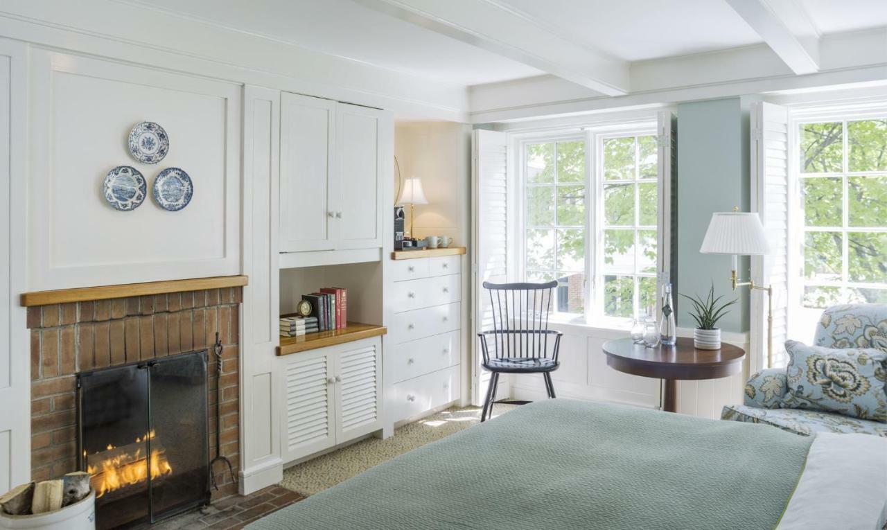 King Room with Fireplace - Tavern