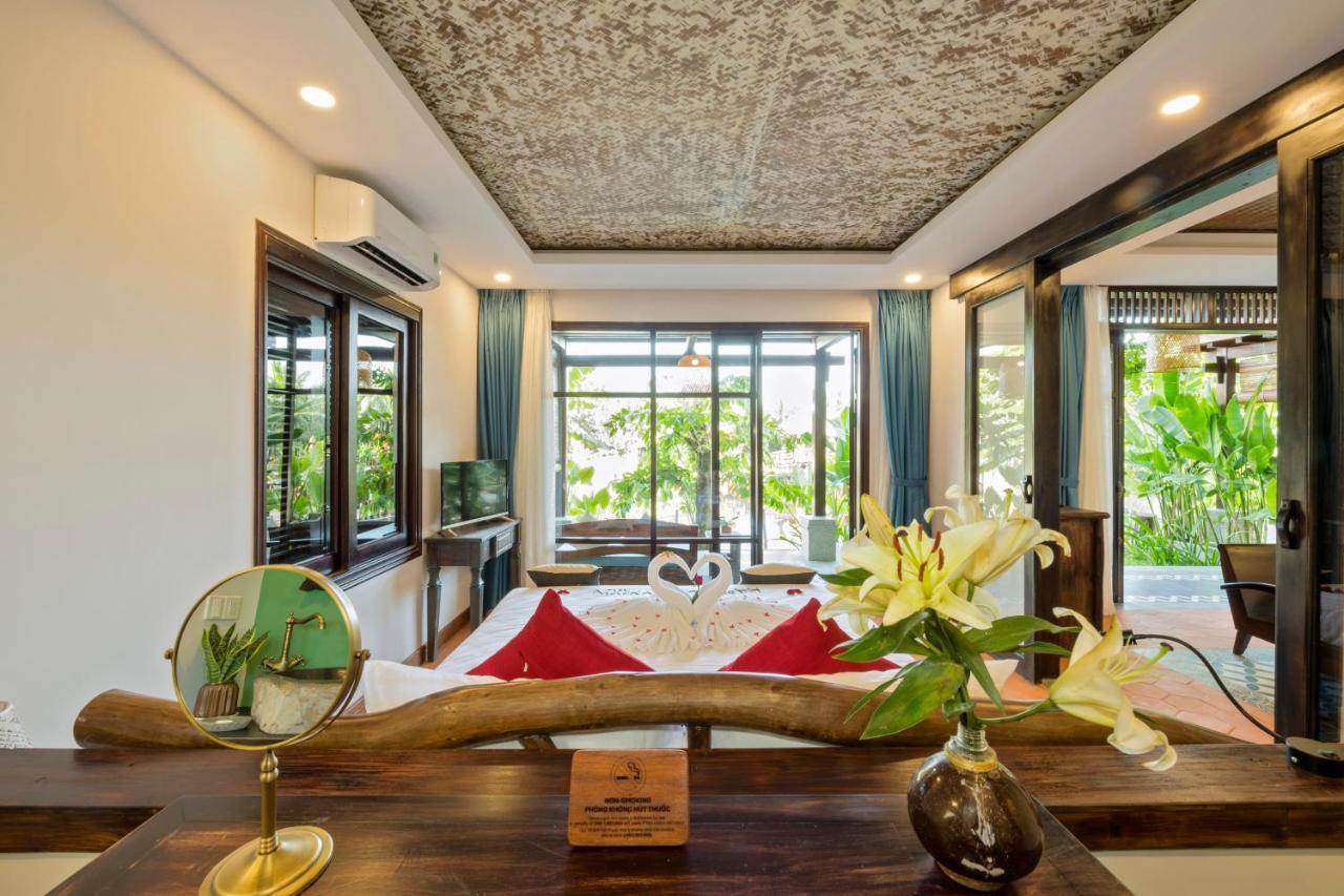 Executive Suite External or Internal Bathtub