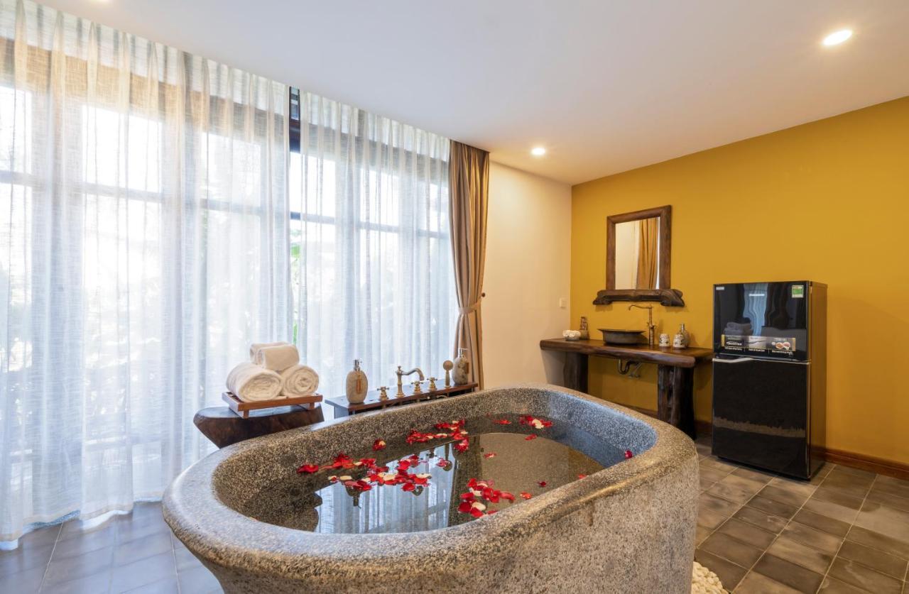 Executive Suite External or Internal Bathtub