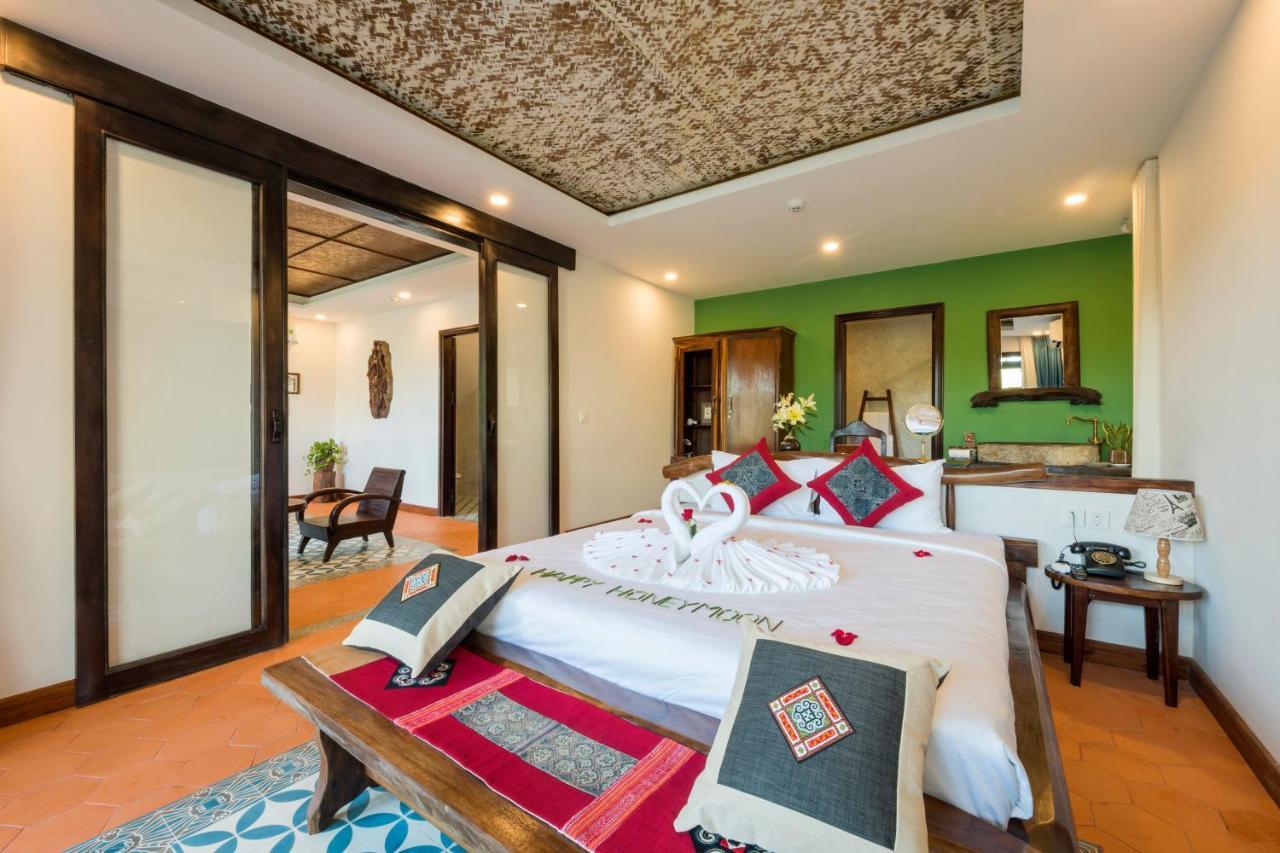 Executive Suite External or Internal Bathtub