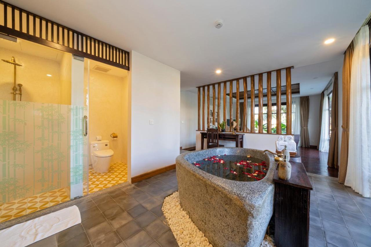 Executive Suite External or Internal Bathtub
