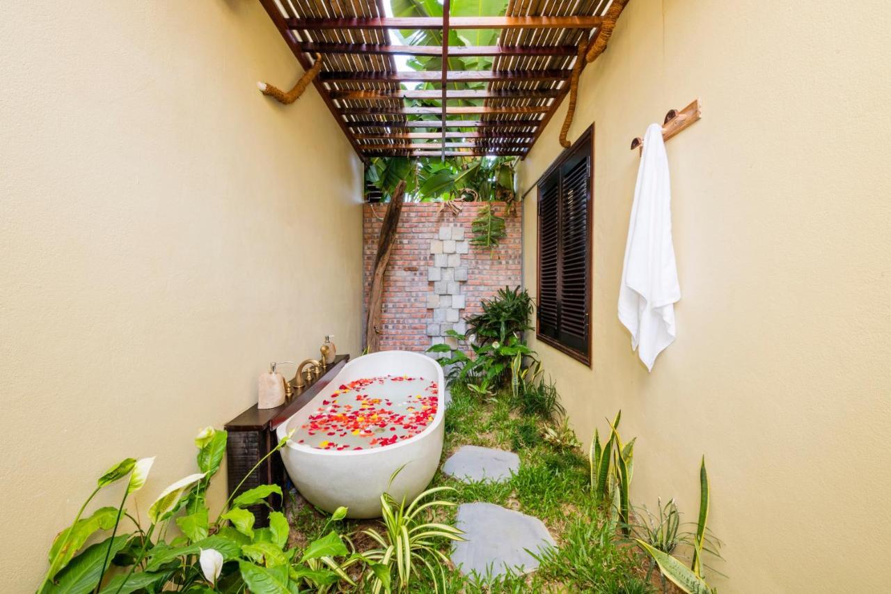 Executive Suite External or Internal Bathtub