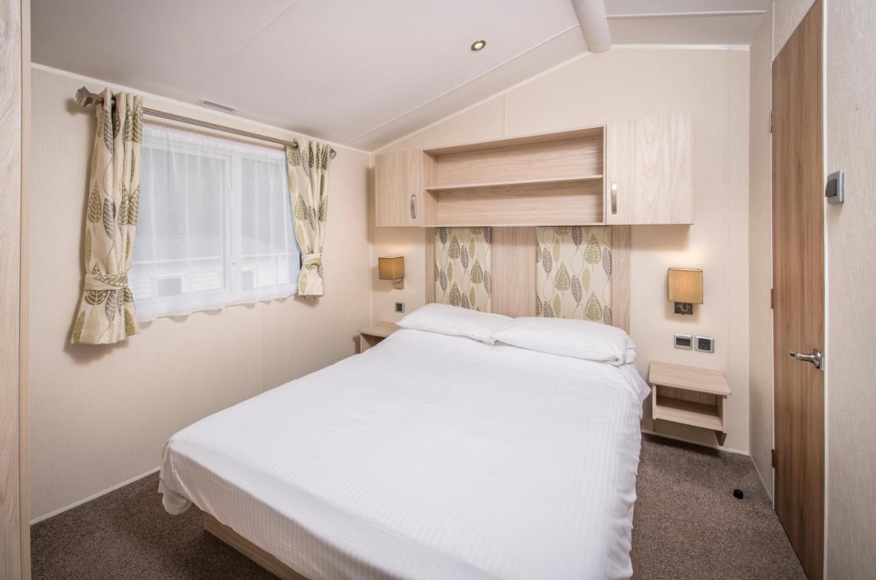 2 Bedroom Gold Caravan,943624990:JPEG