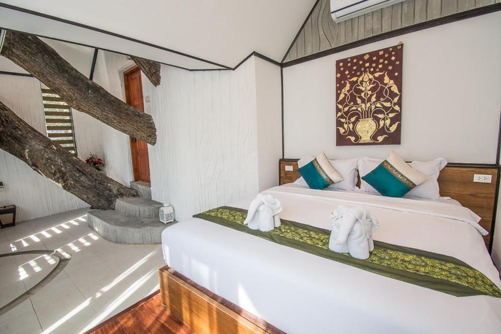 Deluxe Tree House