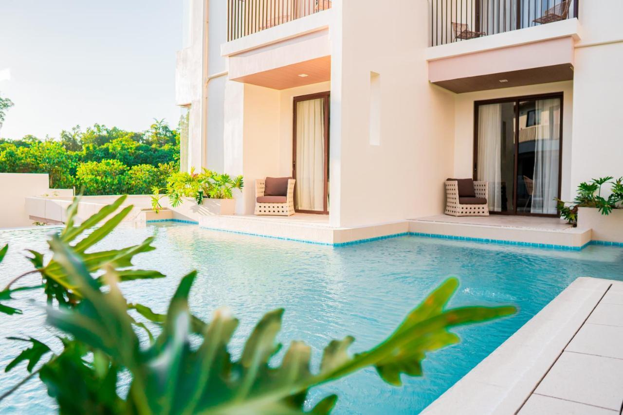 Deluxe Room Pool Access