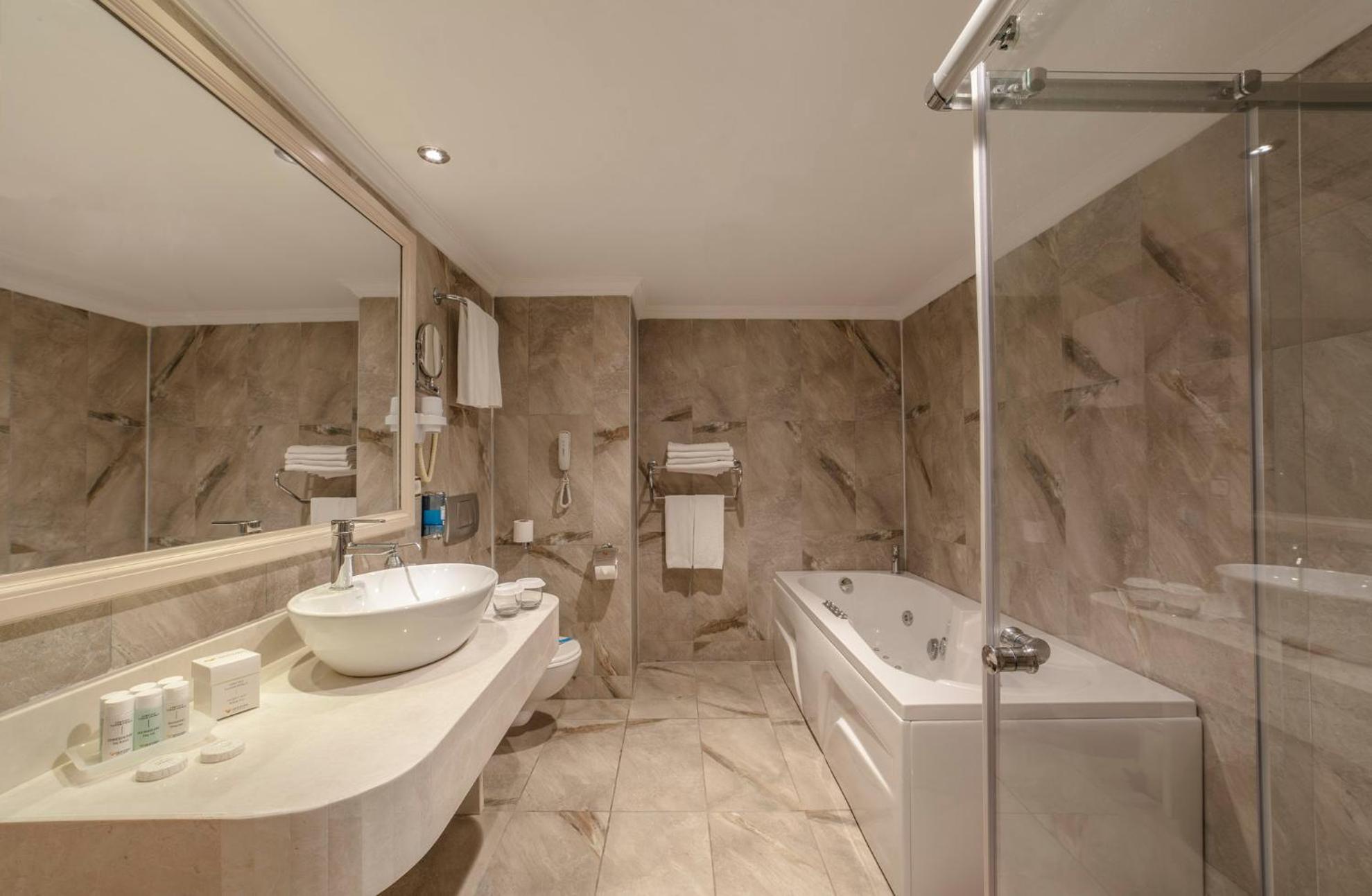 Hotel Senior Suite,988693873:JPEG