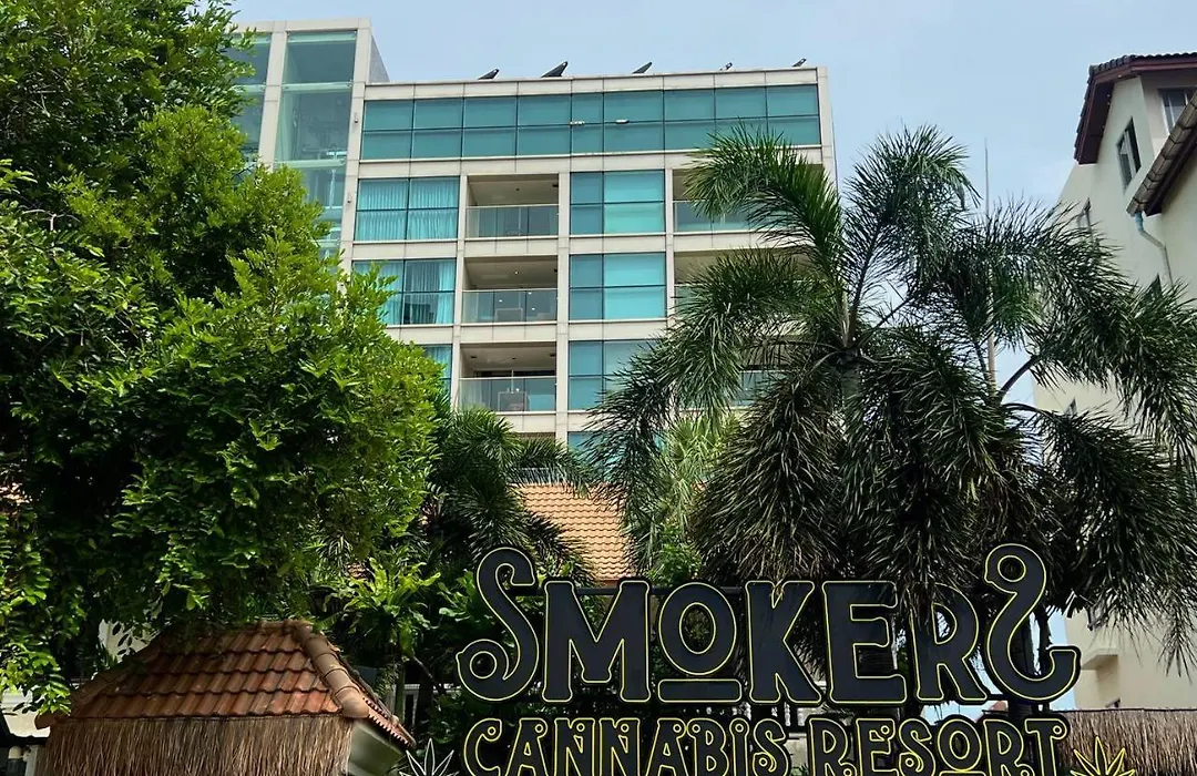 Smokers Resort-1