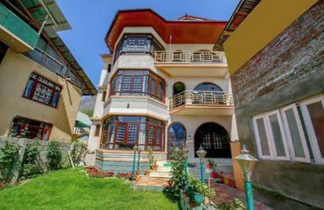 Hotel Nishat Lake View Resorts Srinagar-1
