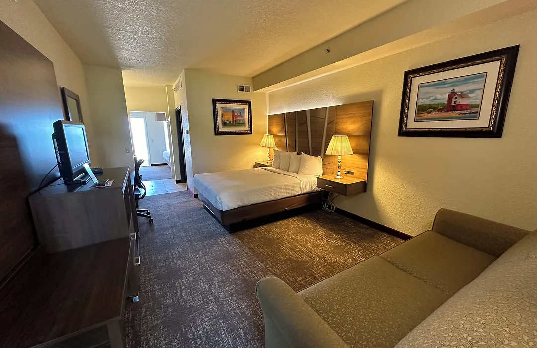 Mackinaw Beach And Bay Inn & Suites-1