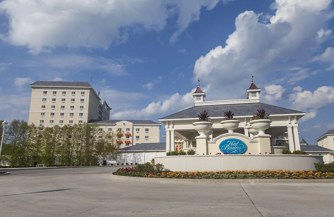 Cedar Point Hotel Breakers-1