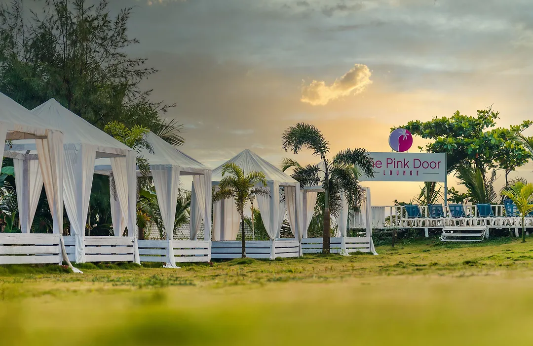 Foxoso La Beach Resort & Spa-1