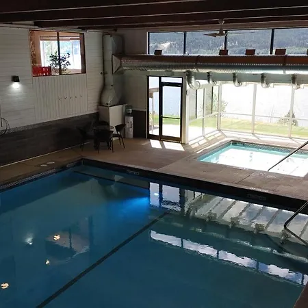 Akiskinook Resort: Lakeside Family Retreat with Diverse Amenities-3