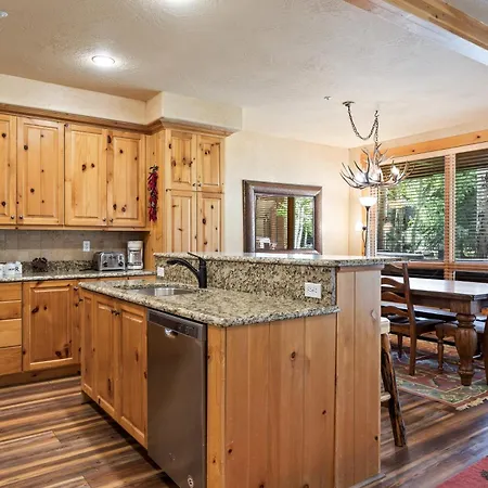 Glenfiddich Condo, Deer Valley Resort, Cozy Interiors, Private Patio, Private Hot Tub, Stunning View-3