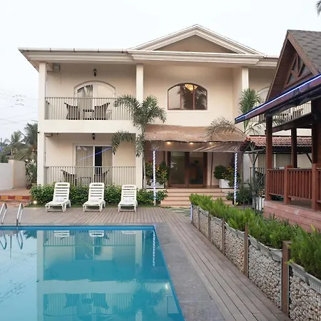 Foxoso Aaristo Baga Beach Resort-2