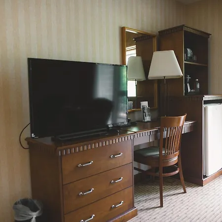 Elkhorn Resort, Spa, And Conference Centre-3
